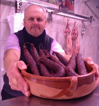 carlos del rosal con chorizos de gochu asturcelta en el periódico La Nueva España